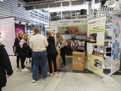 HandiGood-stand med Easy-Up fodstøtte og besøgende på Health & Rehab