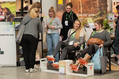 Besøgende afprøver produkter på stand