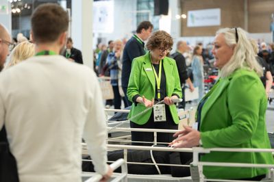 Udstillere demonstrerer hospitalssenge