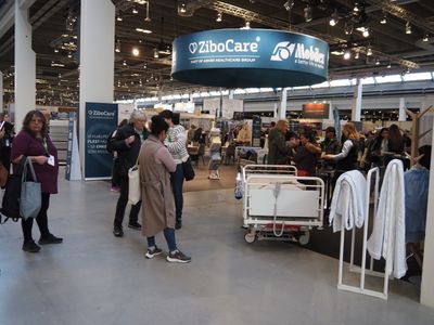 ZiboCare-stand med hospitalsseng og tekstiler på Health & Rehab