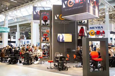 VELA-stand med arbejdsstole og siddeløsninger på Health & Rehab