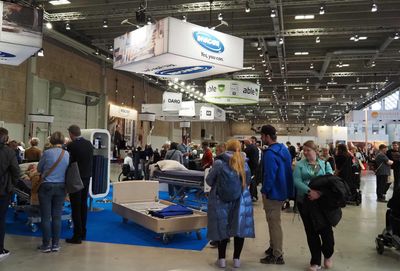 Besøgende kigger på produkter og brands på Invacares stand
