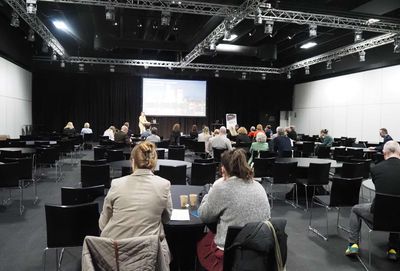Konferencesal med engageret publikum