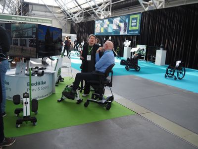 Kørestolsbruger træner på BedBike på Health & Rehab